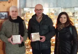 Da sinistra Vittorio Pane, Ezio Donadio, Alessandra Marengo nel museo geologico di Giaveno con i campioni dell'alabastro rosa di Busca