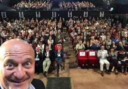 Un saluto dal cinema Lux di Busca: il selfie di Claudio Bisio su Facebook sabato scorso