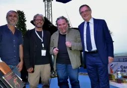 I due artisti con il sindaco, Marco Gallo, e il direttore di Artea, Alessandro Isaia