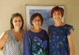 L'inaugurazione della mostra di pittura in Casa Francotto: la pittrice Fulvia Testi con l'assessora Rosso  e la consigliera comunale Carla Eandi 
