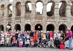 Il ragazzi di Busca davanti al Colosseo