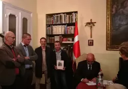 Rolando autografa una copia del suo libro  nella sede di Torino della delegazione regionale dell'Ordine di Malta 
