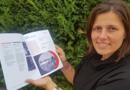 La assessora Lucia Rosso mostra la guida con le pagine su Busca