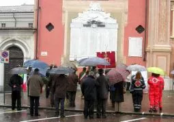 Onore a i Caduti alla lapide in piazza della Rossa