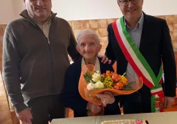 Il sindaco, Marco Gallo, e il parroco, don Roberto Bruna, hanno fatto visita questa mattina alla signora Maria Luigia Isaia per portarle gli auguri dei buschesi nel giorno del suo centesimo compleanno
