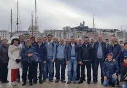 Il gruppo di coristi e accompagnatori al porto di Marsiglia