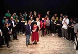 Al Fuoriclasse Talent il sindaco, Marco Gallo, premia una delle vincitrici