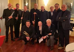 Gli artisti del Teatro Regio di Torino con il presidente, Antonello Lerda,  e la dirigenza de' Gli Amici della Musica e il sindaco, Marco Gallo