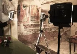 Allestimento per le riprese degli affreschi dei Biazaci nella cappella di Chiot Martin 