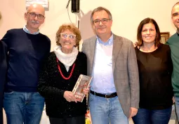 L'autrice con gli amministratori comunali Beatrice Sartore, Ezio Donadio, Marco Gallo, Lucia Rosso, Diego Bressi