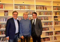 Il sindaco Marco Gallo, con Sergio Arecco e Mattia Bertaia nella cineteca ospitata nel Palazzo della Musica