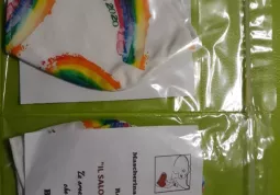 Le mascherine con la grafica dell'arcobaleno, simbolo della rinascita dopo il pericolo della pandemia, sono nate dalla fantasia della presidente Paola Lanfranco