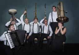 Mishkalè, una tipica orchestrina itinerante: sette musicisti offrono le atmosfere inebrianti e struggenti della tradizione gitana, ebraica e dell'Est Europa 