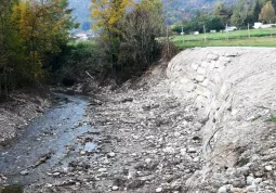 Sulla sponda del torrente Talutto, lungo la strada del Ponte Stretto verso frazione Morra, sono stati eseguiti   lavori di consolidamento degli argini