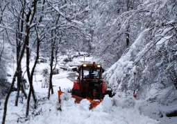Mezzo sgombero neve in azione a Valmala questa mattina