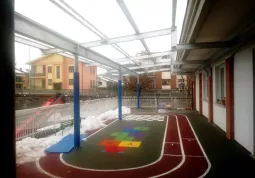 La nuova area-gioco coperta all’esterno dell’edificio della scuola dell’infanzia