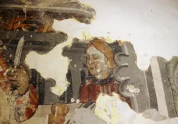 Un frammento di affresco emerso sotto l’intonaco di una parete interna della Cappella di San Giacomo