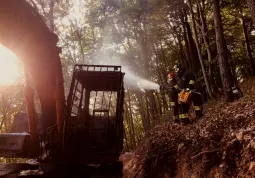 Vigili del fuoco volontari di Busca impegnati in un incendio