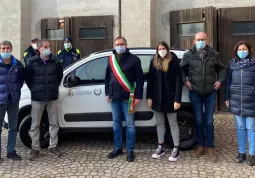 Sindaco, pro-sindaco e giunta comunale alla consegna della nuova auto destinata al municipio di Valmala