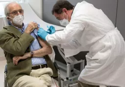 Un'immagine da internet: l'architetto Renzo Piano, 83 anni, è stato tra i primi italiani ultraottantenni a vaccinarsi nella sua regione, la Liguria, il 12 febbraio scorso