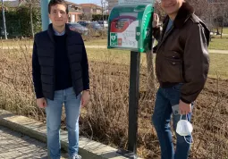 Il consigliere Jacopo Giamello con  Fabrizio Lerda, odontoiatra, che ha donato il Dae per la postazione della zona Giardino dell'Infinito