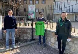 La postazione Dae in piazza Santa Maria a servizio anche della Casa della Salute, donata dalla Fitwalking Solidale Busca. Il cosigliere Giamello con Franca Aimar e Walter Marino del comitato organizzatore