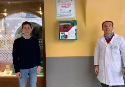 La nuova postazione Dae davanti alla farmacia che ha donato la postazione, con il titolare Francesco Abrate