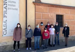 Da sinistra, la assessora ai Servizi sociali Beatrice Aimar con alcuni ospiti e operatori di Casamica davanti a Casa Francotto, centro culturale comunale che in questo periodo di pandemia mette a disposizione del cerntro diurno  parte dei locali