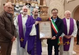 Padre Francesco Saglia ultimo a destra nella foto scattata durante la consegna della cittadinanza onoraria ai Frati Capuccini nel dicembre 2019