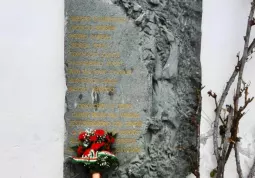 La ladipe con i nomi dei Caduti. Nell'eccidio furono uccisi dai soldati  della Repubblica di Salò nove partigiani che appartenevano alla 181.esima brigata Garibaldi, si chiamavano Ernesto Casavecchia, Giorgio Minerbi, Andrea Ponzi, Tommaso Racca, Pierino Panero, Alessandro Rozzi, il russo Ivan Volhov Pavlovich, Francesco Salis, Biagio Trucco