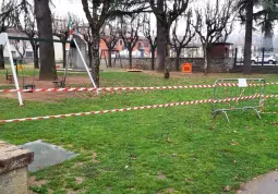 La Polizia municipale provvede a disporre i divieti di accesso alle aree gioco nei parchi cittadini