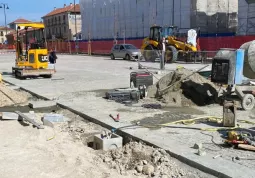 . Si sta ultimando il marciapiede lato edifici 