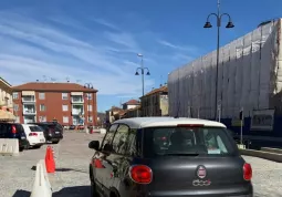 La direzione per entrare e uscire della piazza è cambiata: si entra dalla rotatoria in via Umberto I e si esce dalla rotatoria in corso Giolitti con senso unico di marcia