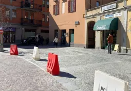 Allargato il marciapiede, in totale assenza delle barriere architettoniche ora la piazza è meglio fruibile dai pedoni