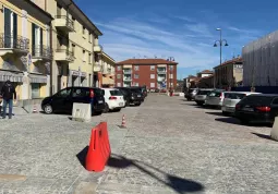Riaperta la piazza dopo due mesi di lavori: impiantati i nuovi alberi, arriveranno prossimamente anche panchine e fioriere