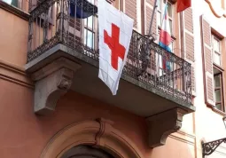 Da oggi a domenica prossima la bandiera della Croce Rossa è esposta dal balcone del Palazzo comunale