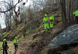 Volontari della Protezione civile al lavoro sabato scorso a Valmala