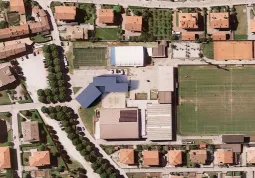 Per il tempo strettamente necessario alla realizzazione dei lavori, la proposta è  installare  nell’area della piazza Grande Torino, in una parte del grande parcheggio dello stadio comunale, i moduli temporanei per la didattica per ospitare gli alunni della scuola secondaria