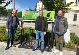 Il sindaco, Marco Gallo (al centro) e gli assessori alla Collina e alla Montagna Ezio Donadio e all'Ambiente Diego Brassi di fronte alla nuova stazione per e-bike in piazza Regina Margherita