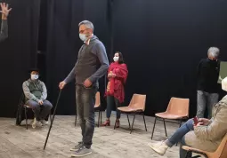 Autori e protagonisti dell'associazione culturale buschese Le Cercle Rouge durante le prove al Teatro Civico dello spettacolo che andrà in scena sabato prossimo