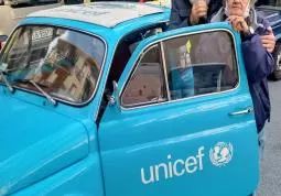 Azzurra, la 500 unica auto d'epoca al mondo brandizzata Unicef 