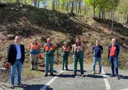 Il sindaco Marco Gallo e il pro-sindaco Andrea Picco con gli operai forestali a Valmala: Vogliamo esprimere loro un sentito ringraziamento