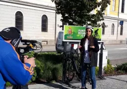 Partendo dalla nuova stazione di ricarica e-bike di fronte a Casa Francotto il gruppo è salito sulla collina dell’Eremo, alle cave di alabastro rosa e al monumento a Marco Pantani sulla Colletta