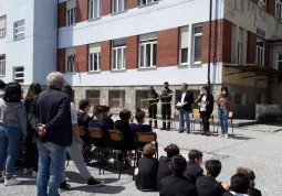 Consegna libro Vigili del Fuoco alle scuole