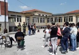 Consegna libro Vigili del Fuoco alle scuole