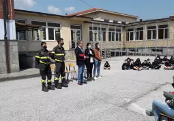 Consegna libro Vigili del Fuoco alle scuole