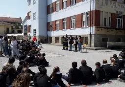 Consegna libro Vigili del Fuoco alle scuole