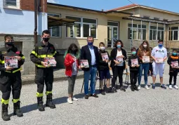 ll sindaco, Marco Gallo, che nel cortile delle scuole medie, insieme con le assessore Lucia Rosso e Beatrice Aimar e con il capo distaccamento Emanuele Castellino e la Vigile volontaria Maura Federzoni hanno presentato il libro del Vigili del Fuoco