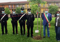 Una Koeleuteria Paniculta e un Acero Rosso: sono i due alberi del Giardino dell’Infinito  che l’associazione Busca&Verde ha intitolato rispettivamente al Sindaco e alla Stazione dei Carabinieri, “vicina di casa” del parco in piazza Dante, la quale ha adottato un albero nell’ambito dell’iniziativa di partecipazione alla cura diffusa che ha già portato all’adozione di circa la metà delle piante del parco, che in tutto sono oltre una sessantina