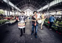 In piazza Santa Maria venerdì 23  luglio i trovatori della Grande Orchestra Occitana, per il passa-chariera (passa-strada) del festival Occit’amo